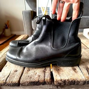 Blundstone black boots with squared toe. Size 11. Guc